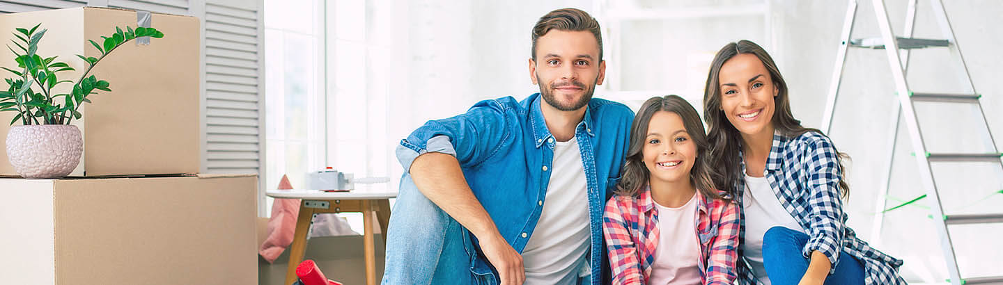 Mamá, papá e hija latinos sonriendo aprendiendo de presupuesto personal