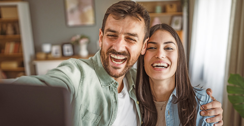 Esposos latinos felices porque aprendieron como obtener un mejor cupo de crédito