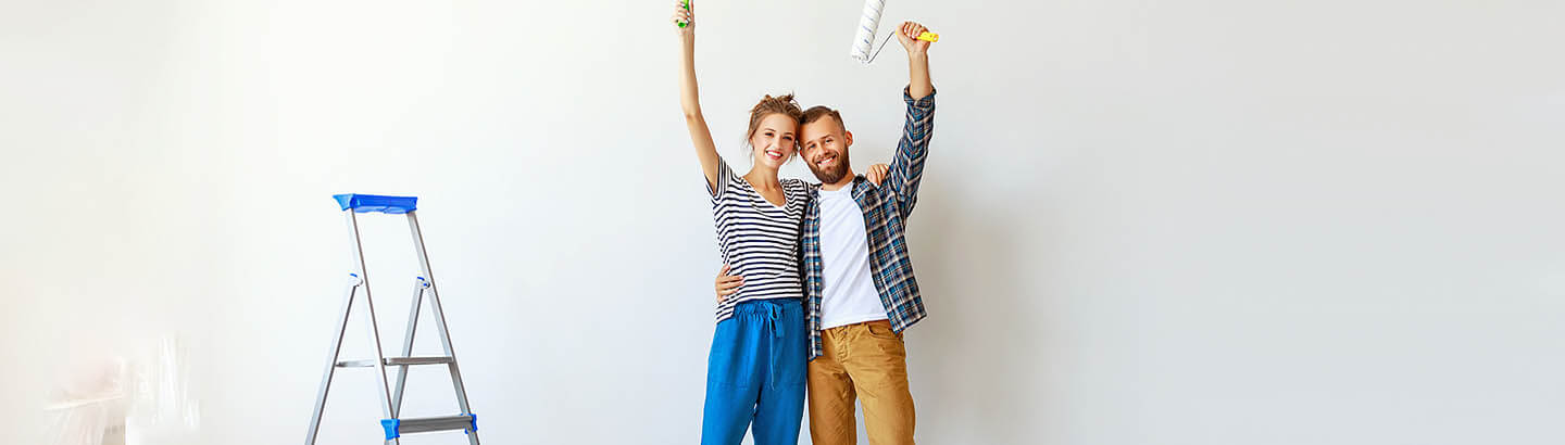 Pareja de esposos celebrando su independencia económica