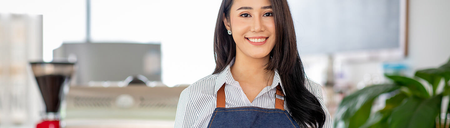 Empresaria latina sonriente con ipad en su mano aprendiendo a hacer pagos a terceros