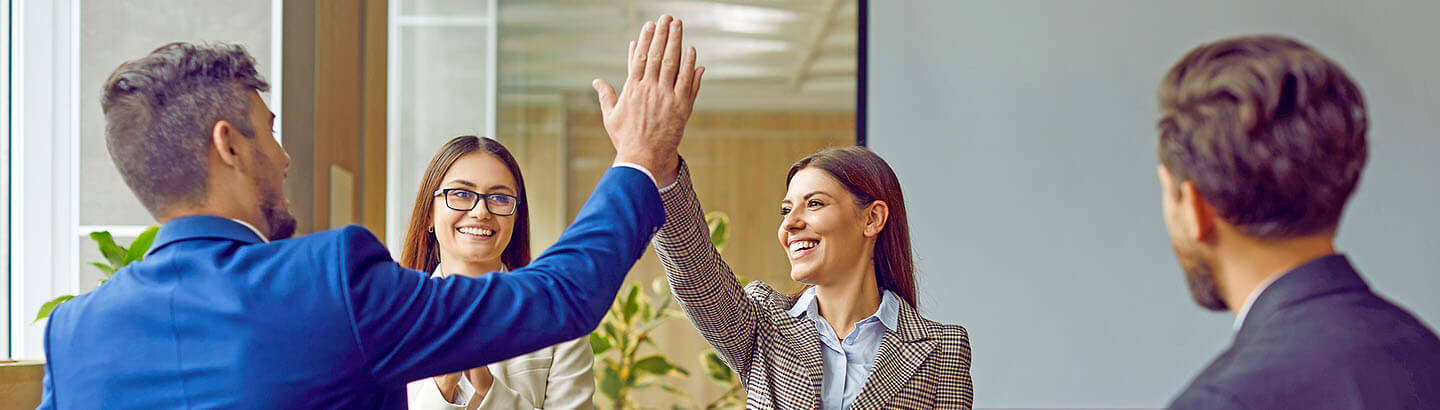 Equipo de trabajo feliz con optimización de procesos