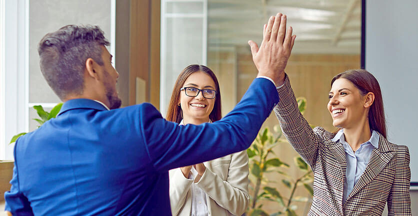 Equipo de trabajo feliz con optimización de procesos