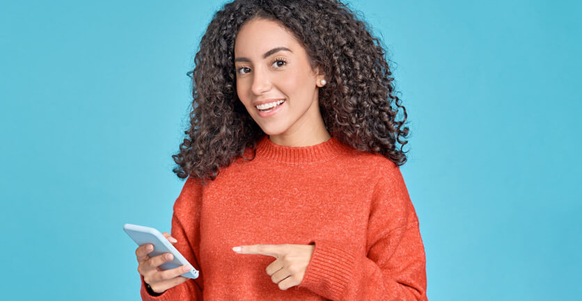 Joven señalando su celular aprendiendo de transformación financiera