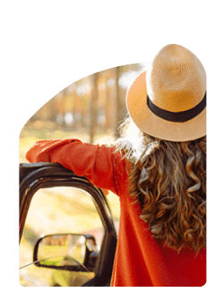 Mujer disfrutando de los beneficios de su Tarjeta Amigos de la Experiencia Mujer disfrutando de los beneficios de su Tarjeta Amigos de la Experiencia